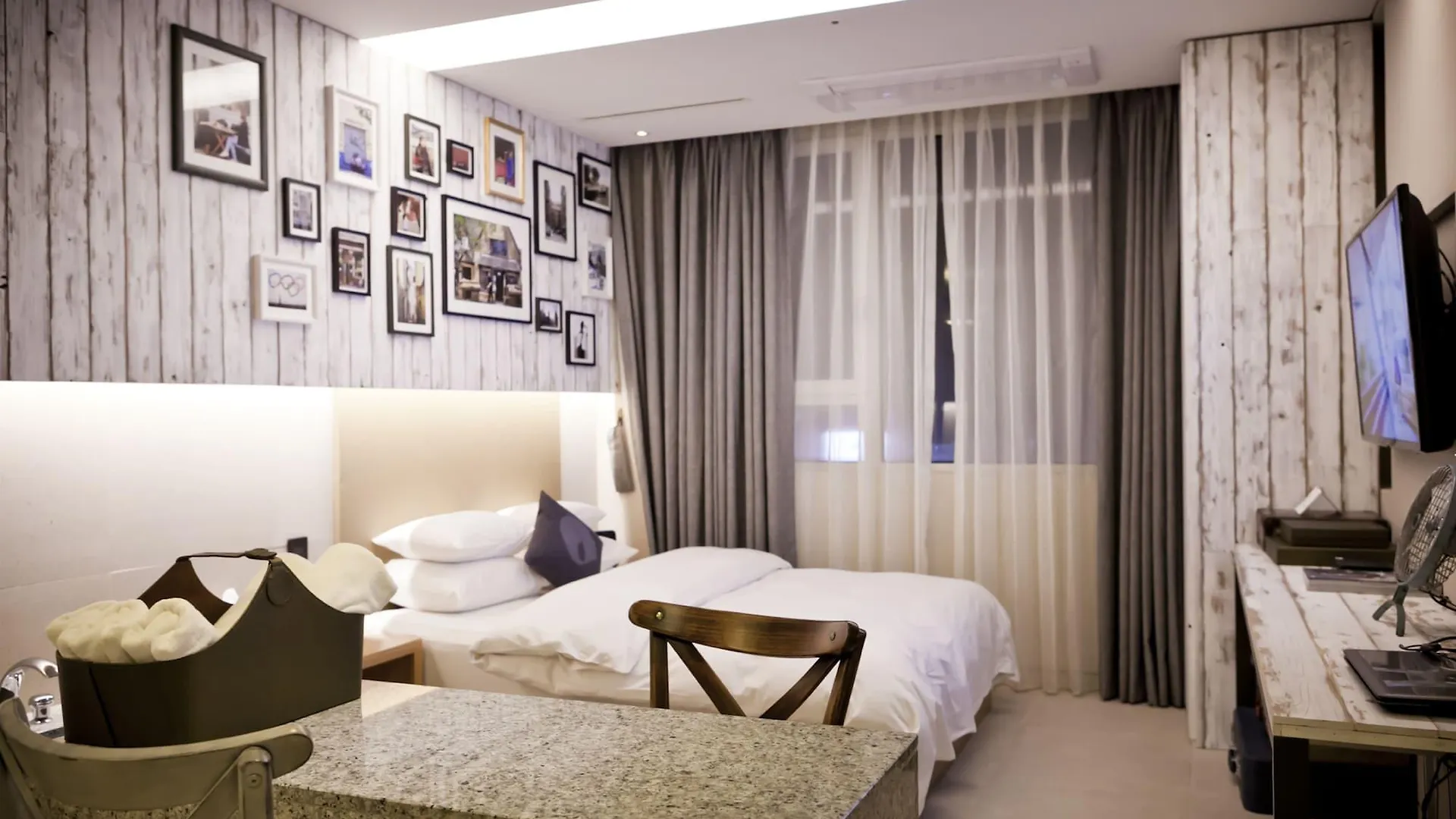 Hotel The Designers Hongdae Seoul 3*,